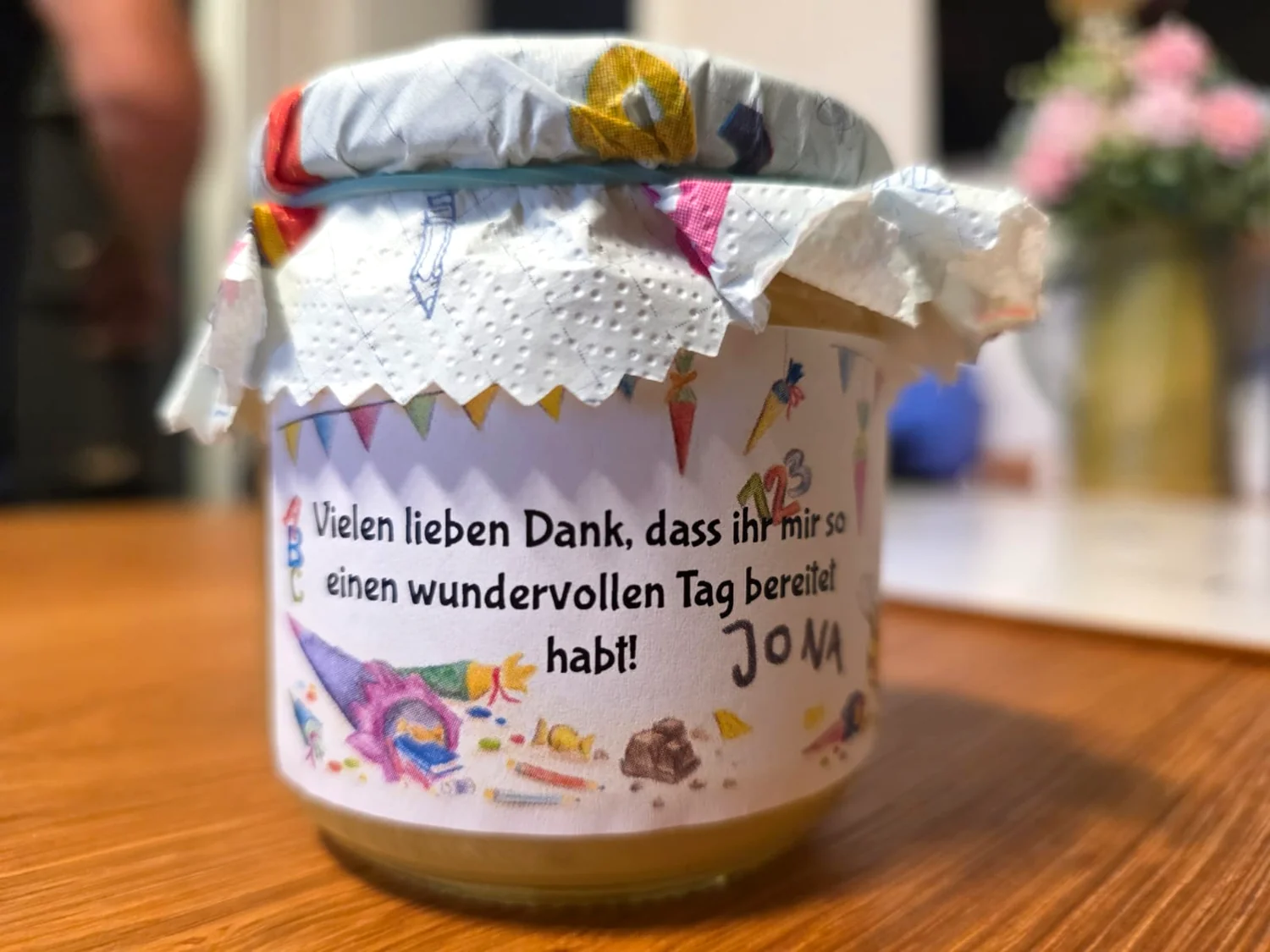 Das fertige Honigglas mit Kristins Etikett als Gastgeschenk zur Einschulung